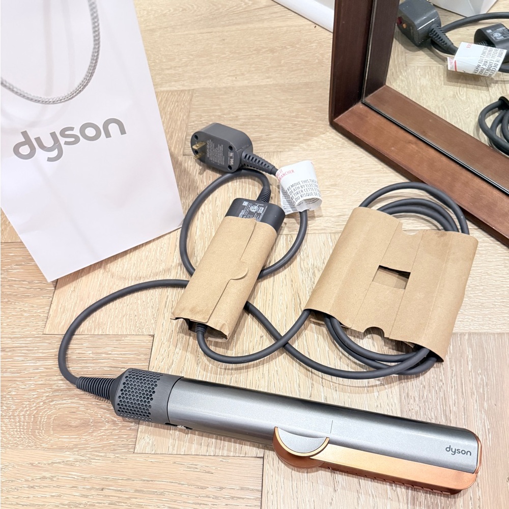 Dyson Airstrait
